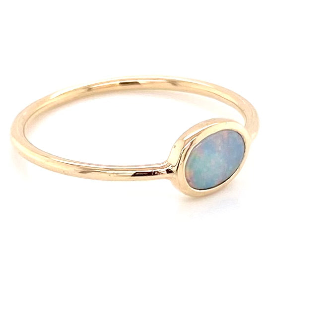 Ring med en ægte solid crystal opal fra Australien indfattet i 14 karat guld.