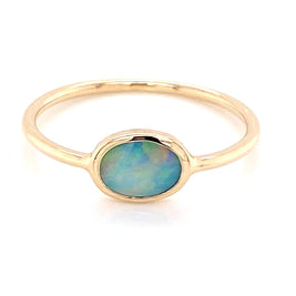 Ring med en ægte solid crystal opal fra Australien indfattet i 14 karat guld.