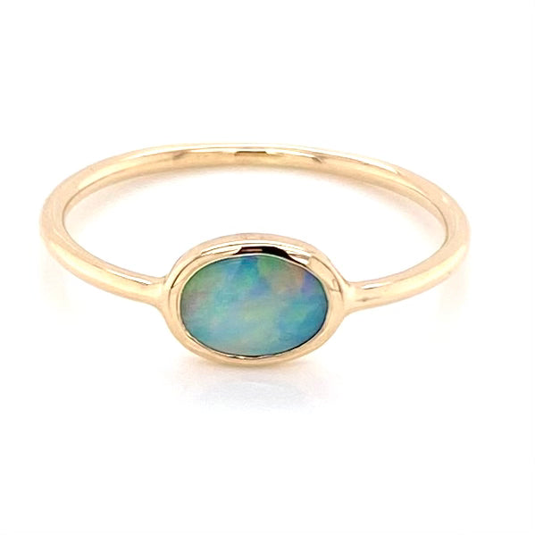 Ring med en ægte solid crystal opal fra Australien indfattet i 14 karat guld.