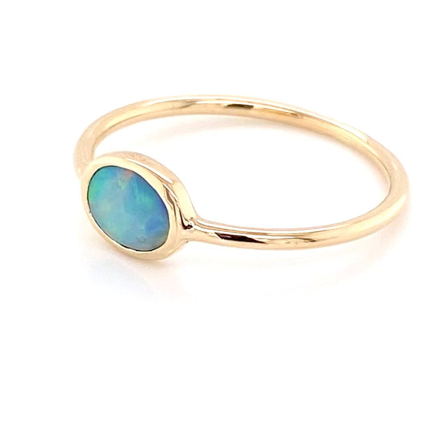 Ring med en ægte solid crystal opal fra Australien indfattet i 14 karat guld.