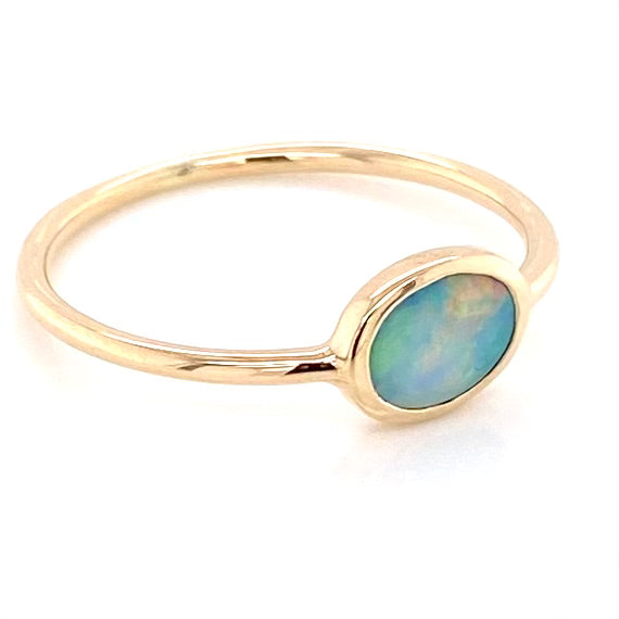 Ring med en ægte solid crystal opal fra Australien indfattet i 14 karat guld.
