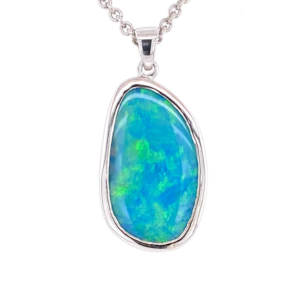 Vedhæng med en ægte solid crystal opal fra Australien indfattet i blankt sterling sølv. Opalen vejer 3,59 ct.