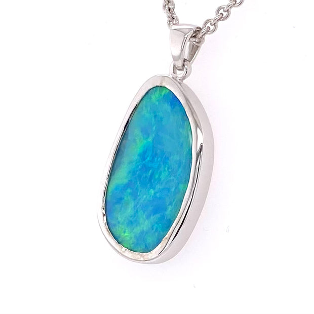Vedhæng med en ægte solid crystal opal fra Australien indfattet i blankt sterling sølv. Opalen vejer 3,59 ct.