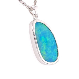 Vedhæng med en ægte solid crystal opal fra Australien indfattet i blankt sterling sølv. Opalen vejer 3,59 ct.
