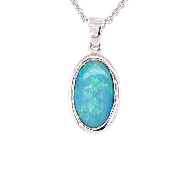 Vedhæng med en ægte solid crystal opal fra Australien indfattet i blankt sterling sølv. Opalen vejer 1,89 ct.