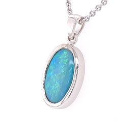 Vedhæng med en ægte solid crystal opal fra Australien indfattet i blankt sterling sølv. Opalen vejer 1,89 ct.