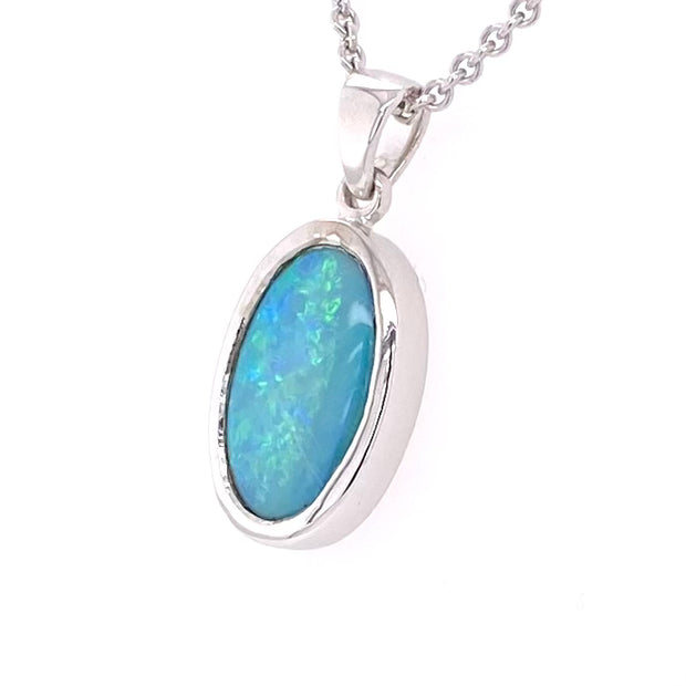Vedhæng med en ægte solid crystal opal fra Australien indfattet i blankt sterling sølv. Opalen vejer 1,89 ct.