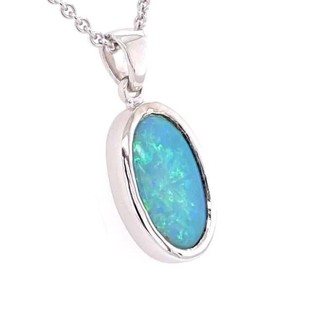 Vedhæng med en ægte solid crystal opal fra Australien indfattet i blankt sterling sølv. Opalen vejer 1,89 ct.