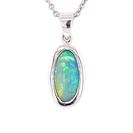 Vedhæng med en ægte solid crystal opal fra Australien indfattet i blankt sterling sølv. Opalen vejer 1,25 ct.