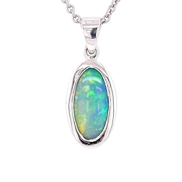 Vedhæng med en ægte solid crystal opal fra Australien indfattet i blankt sterling sølv. Opalen vejer 1,25 ct.