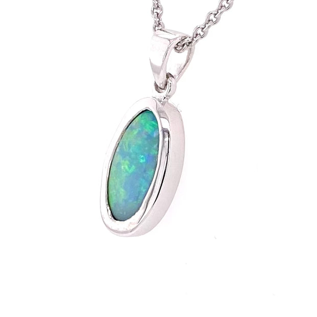 Vedhæng med en ægte solid crystal opal fra Australien indfattet i blankt sterling sølv. Opalen vejer 1,25 ct.