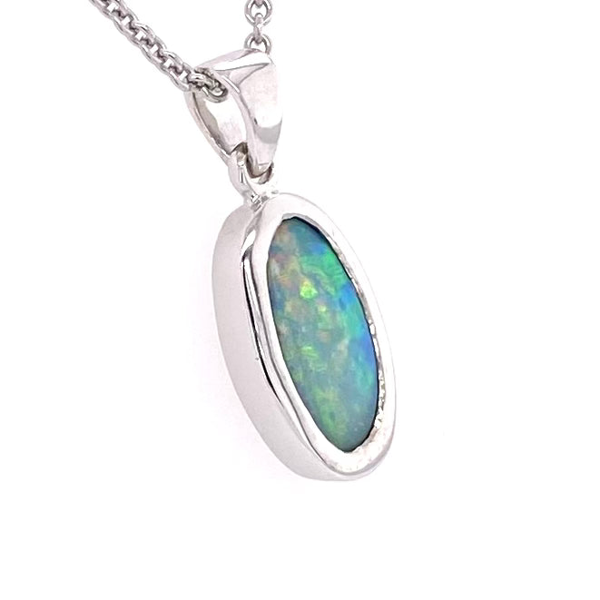 Vedhæng med en ægte solid crystal opal fra Australien indfattet i blankt sterling sølv. Opalen vejer 1,25 ct.