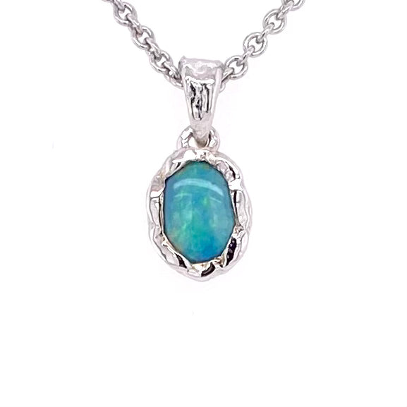 Vedhæng med en ægte solid crystal opal fra Australien indfattet i et rustikt vedhæng med organiske former i sterling sølv.