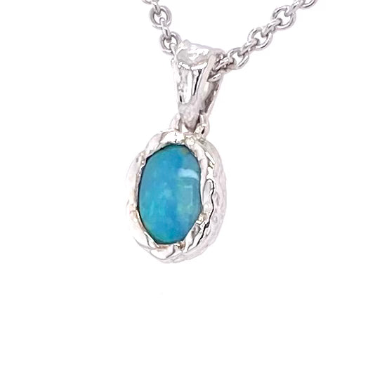 Vedhæng med en ægte solid crystal opal fra Australien indfattet i et rustikt vedhæng med organiske former i sterling sølv.