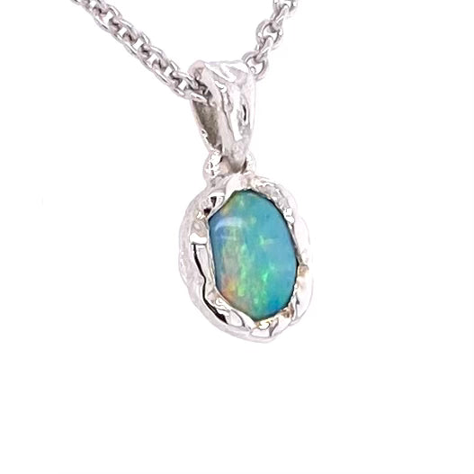 Vedhæng med en ægte solid crystal opal fra Australien indfattet i et rustikt vedhæng med organiske former i sterling sølv.
