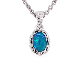 Vedhæng med en ægte solid crystal opal fra Australien indfattet i et rustikt vedhæng med organiske former i sterling sølv.