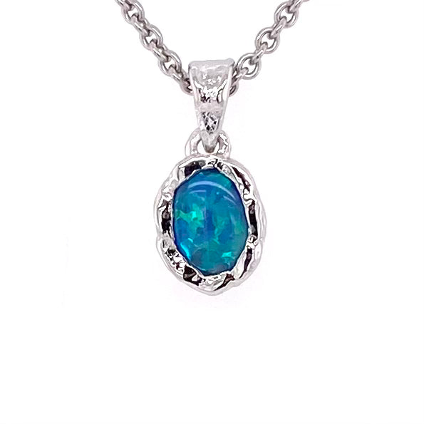 Vedhæng med en ægte solid crystal opal fra Australien indfattet i et rustikt vedhæng med organiske former i sterling sølv.