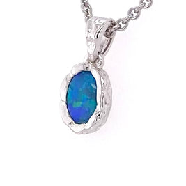 Vedhæng med en ægte solid crystal opal fra Australien indfattet i et rustikt vedhæng med organiske former i sterling sølv.