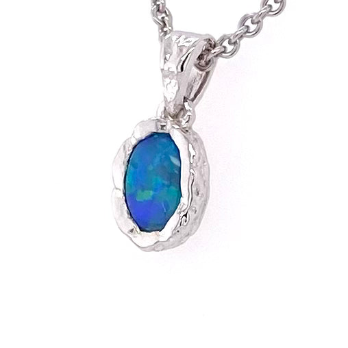 Vedhæng med en ægte solid crystal opal fra Australien indfattet i et rustikt vedhæng med organiske former i sterling sølv.