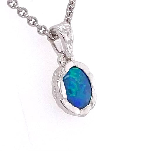 Vedhæng med en ægte solid crystal opal fra Australien indfattet i et rustikt vedhæng med organiske former i sterling sølv.