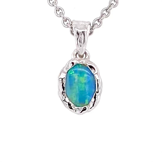 Vedhæng med en ægte solid crystal opal fra Australien indfattet i et rustikt vedhæng med organiske former i sterling sølv.