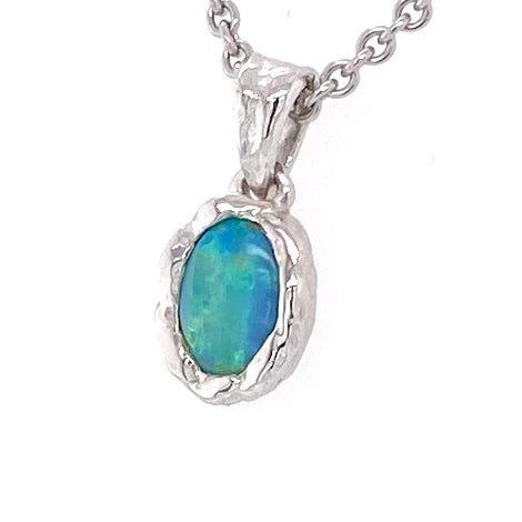 Vedhæng med en ægte solid crystal opal fra Australien indfattet i et rustikt vedhæng med organiske former i sterling sølv.