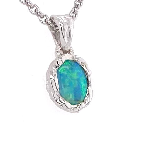Vedhæng med en ægte solid crystal opal fra Australien indfattet i et rustikt vedhæng med organiske former i sterling sølv.