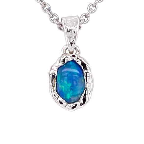 Vedhæng med en ægte solid crystal opal fra Australien indfattet i et rustikt vedhæng med organiske former i sterling sølv.