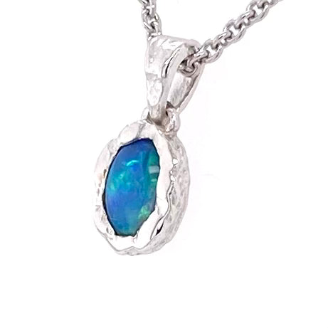 Vedhæng med en ægte solid crystal opal fra Australien indfattet i et rustikt vedhæng med organiske former i sterling sølv.