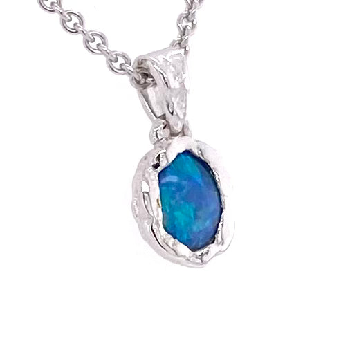 Vedhæng med en ægte solid crystal opal fra Australien indfattet i et rustikt vedhæng med organiske former i sterling sølv.