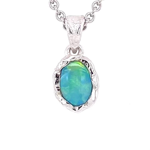 Vedhæng med en ægte solid crystal opal fra Australien indfattet i et rustikt vedhæng med organiske former i sterling sølv.