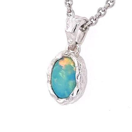 Vedhæng med en ægte solid crystal opal fra Australien indfattet i et rustikt vedhæng med organiske former i sterling sølv.