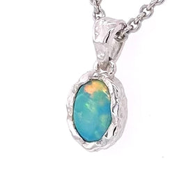 Vedhæng med en ægte solid crystal opal fra Australien indfattet i et rustikt vedhæng med organiske former i sterling sølv.