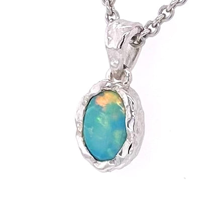 Vedhæng med en ægte solid crystal opal fra Australien indfattet i et rustikt vedhæng med organiske former i sterling sølv.