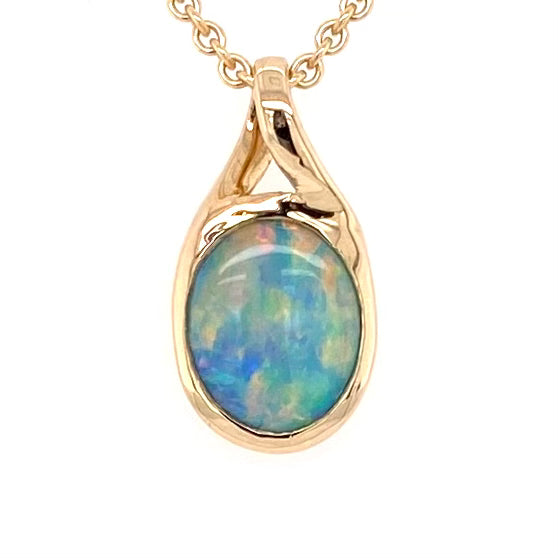 Vedhæng med en ægte solid crystal opal fra Australien indfattet i 14 karat guld. Opalen vejer 1,25 ct.