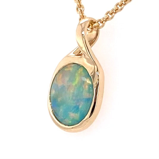 Vedhæng med en ægte solid crystal opal fra Australien indfattet i 14 karat guld. Opalen vejer 1,25 ct.