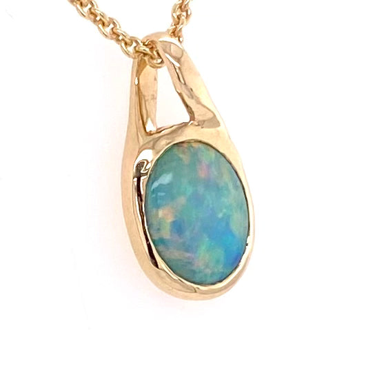 Vedhæng med en ægte solid crystal opal fra Australien indfattet i 14 karat guld. Opalen vejer 1,25 ct.