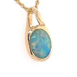 Vedhæng med en ægte solid crystal opal fra Australien indfattet i 14 karat guld. Opalen vejer 1,25 ct.