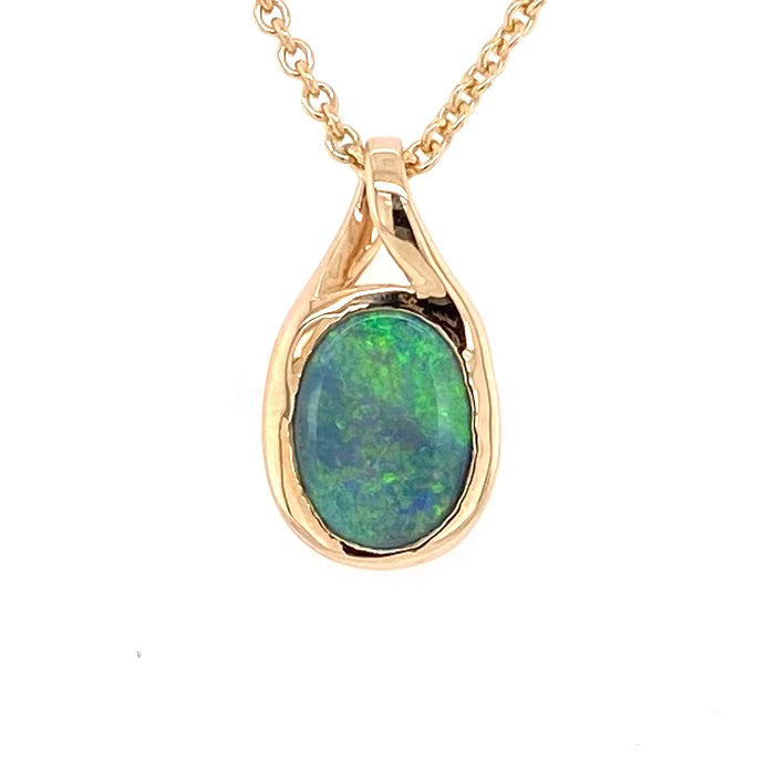 Vedhæng med en ægte solid crystal opal fra Australien indfattet i 14 karat guld.