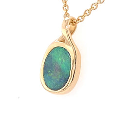 Vedhæng med en ægte solid crystal opal fra Australien indfattet i 14 karat guld.