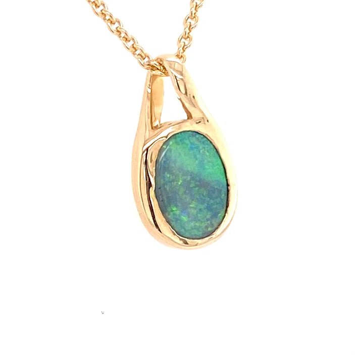 Vedhæng med en ægte solid crystal opal fra Australien indfattet i 14 karat guld.