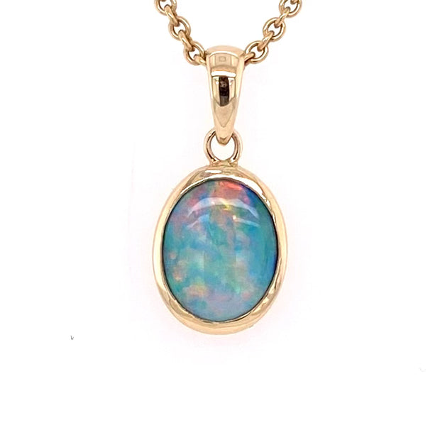 Vedhæng med en ægte solid crystal opal fra Australien indfattet i 14 karat guld. Opalen vejer 1,17 ct.