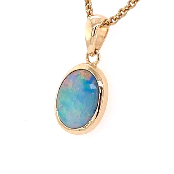 Vedhæng med en ægte solid crystal opal fra Australien indfattet i 14 karat guld. Opalen vejer 1,17 ct.