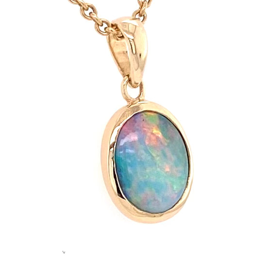 Vedhæng med en ægte solid crystal opal fra Australien indfattet i 14 karat guld. Opalen vejer 1,17 ct.