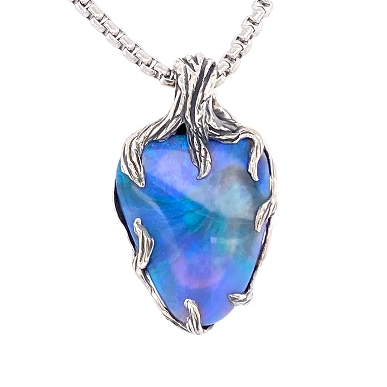 Ægte solid opal fra vores egen mine i Lightning Ridge, Australien. Opalen er indfattet i rustikt sterling sølv. De krogede rustikke grene af sterling sølv holder opalen på plads.