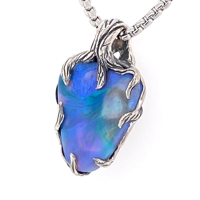 Ægte solid opal fra vores egen mine i Lightning Ridge, Australien. Opalen er indfattet i rustikt sterling sølv. De krogede rustikke grene af sterling sølv holder opalen på plads.