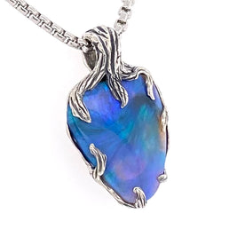 Ægte solid opal fra vores egen mine i Lightning Ridge, Australien. Opalen er indfattet i rustikt sterling sølv. De krogede rustikke grene af sterling sølv holder opalen på plads.