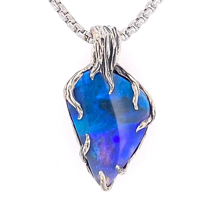 Ægte solid opal fra vores egen mine i Lightning Ridge, Australien. Opalen er indfattet i rustikt sterling sølv. De krogede rustikke grene af sterling sølv holder opalen på plads.