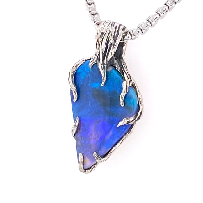 Ægte solid opal fra vores egen mine i Lightning Ridge, Australien. Opalen er indfattet i rustikt sterling sølv. De krogede rustikke grene af sterling sølv holder opalen på plads.