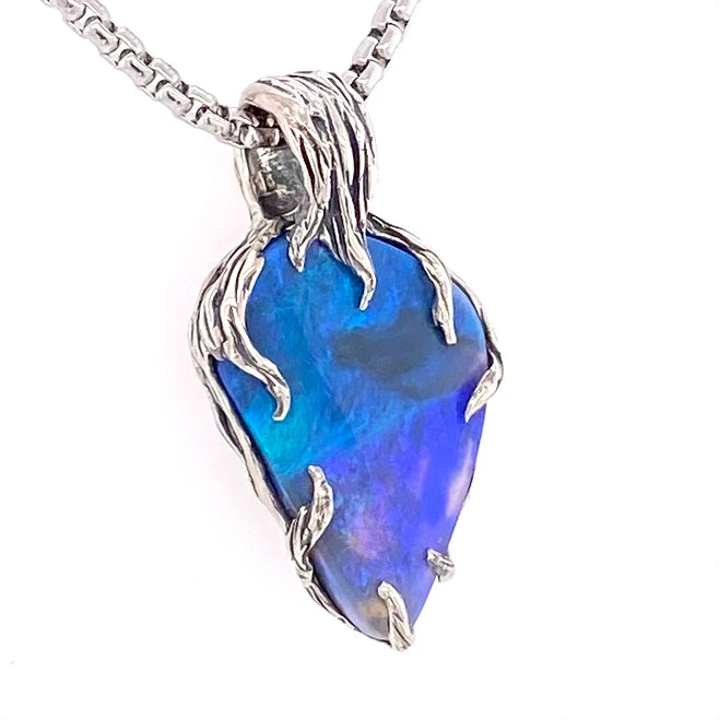 Ægte solid opal fra vores egen mine i Lightning Ridge, Australien. Opalen er indfattet i rustikt sterling sølv. De krogede rustikke grene af sterling sølv holder opalen på plads.